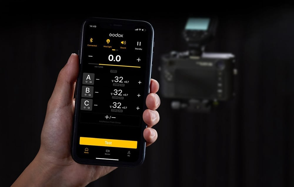 Smartfon z aplikacją Godox Flash do sterowania lampami przez Bluetooth